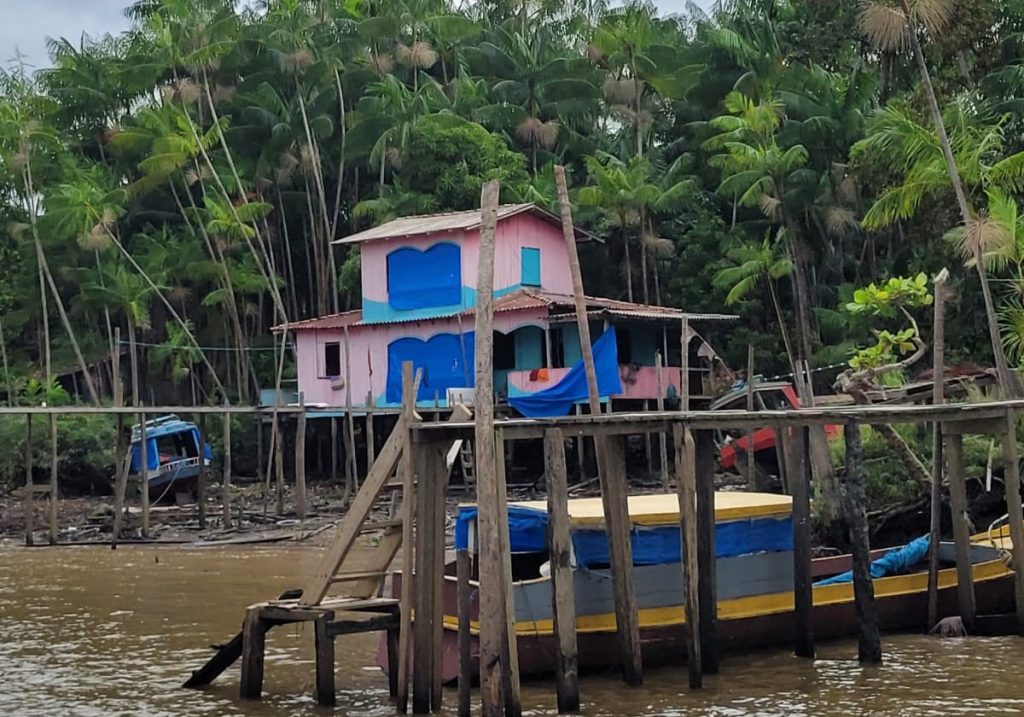 A imagem mostra uma casa ribeirinha